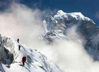 Mount Everest: The Tallest Mountain in the World news-04102024-063044