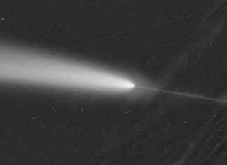 Rare Comet with Impossible 2nd Tail: Closest Approach to Earth in 80,000 Years news-15102024-212333