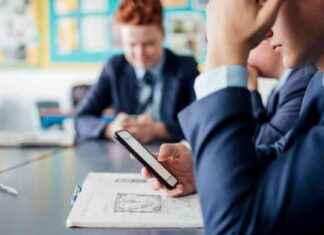 Ban on Smartphones in Schools Urged to Stop Children from ‘Doom-Scrolling’ news-16102024-154258