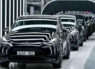 Tesla Recalls 700,000 Vehicles for Tyre Pressure Problem tesla-recalls-700000-vehicles-for-tyre-pressure-problem