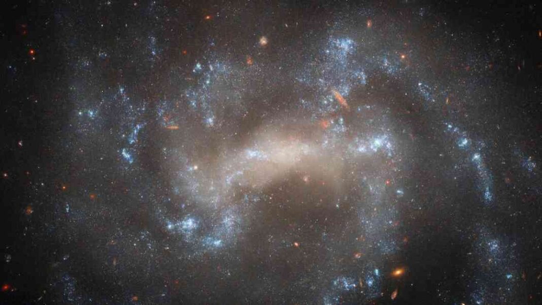 hubble-captures-stellar-mposter-in-great-bear-galaxy
